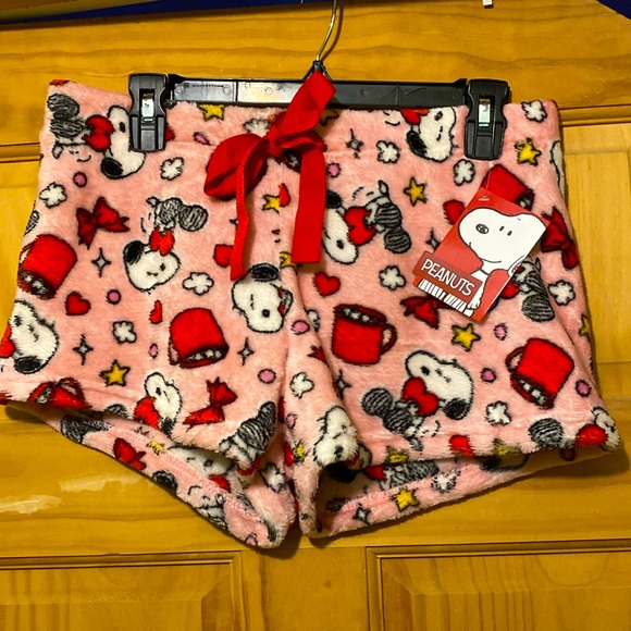 COPY - Snoopy Pink Cozy Night Plush Pajama Shorts Size Medium NWT - Picture 3 of 5